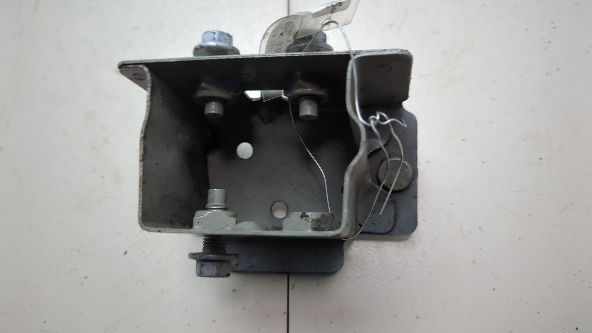 Кронштейн усилителя переднего бампера левый