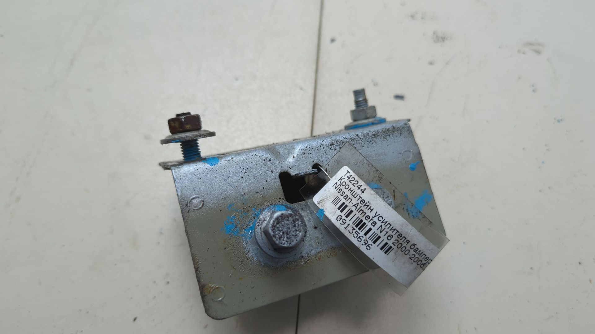 Кронштейн усилителя переднего бампера левый