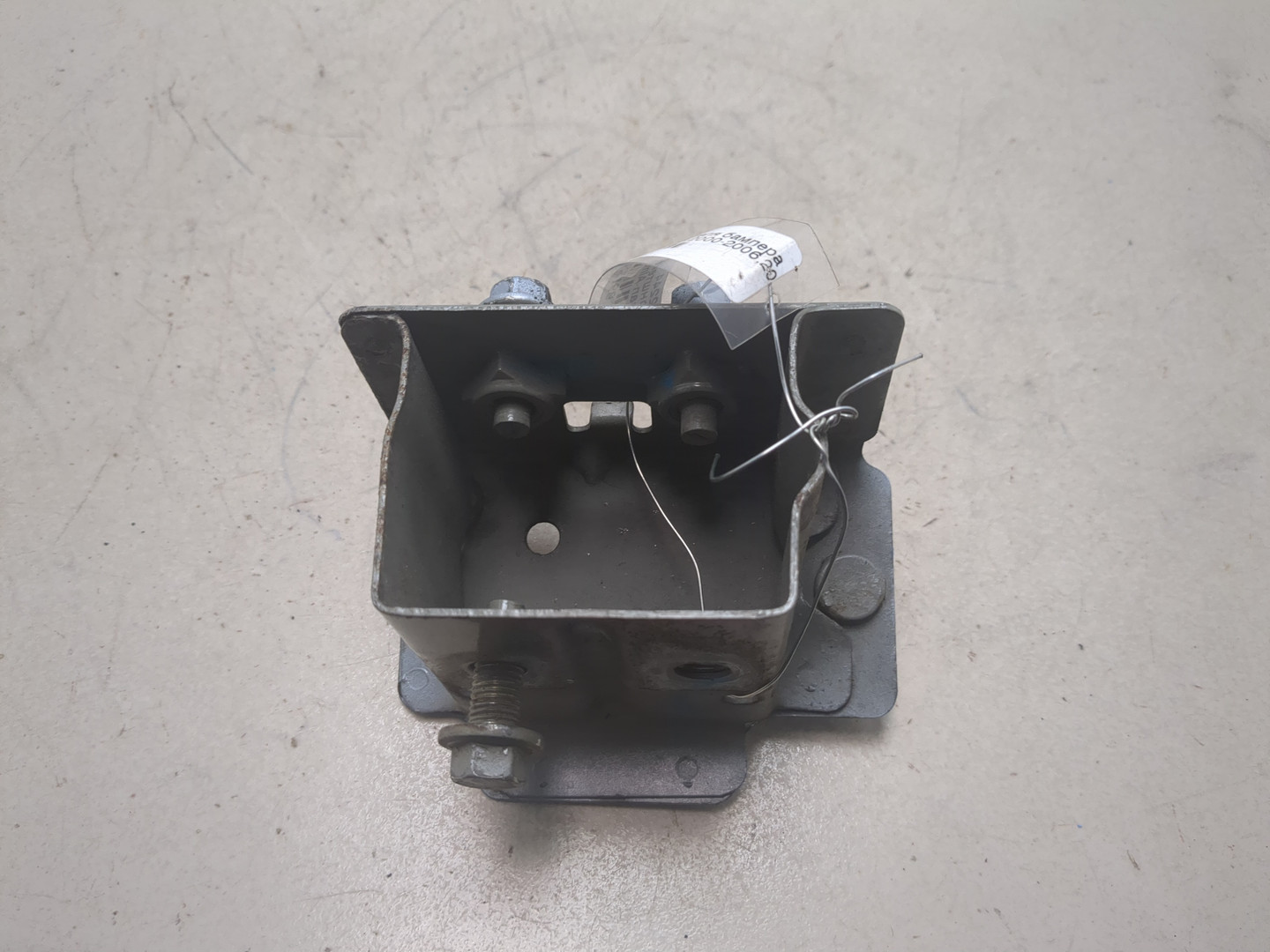 Кронштейн усилителя переднего бампера левый