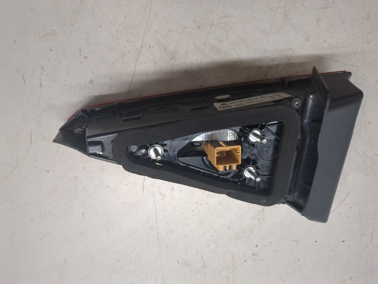 Фонарь задний внутренний левый