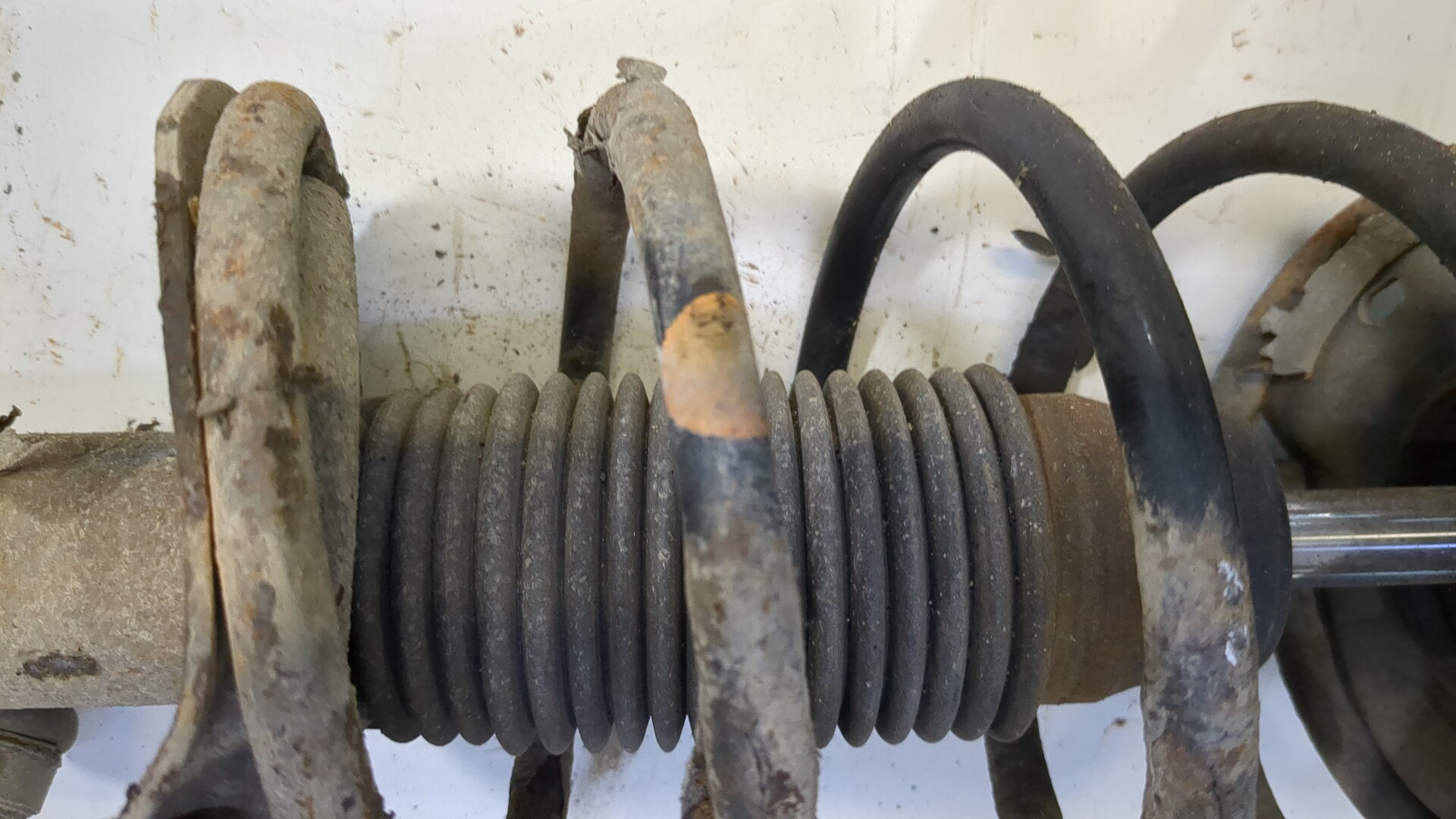 Амортизатор передний левый