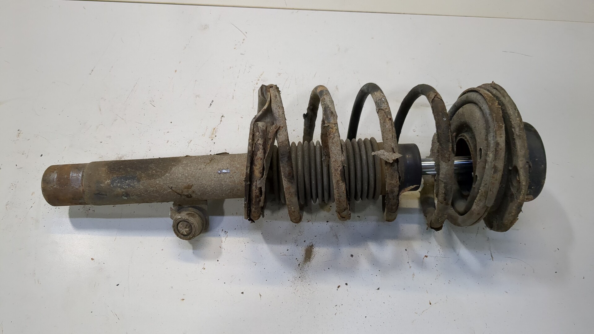 Амортизатор передний левый