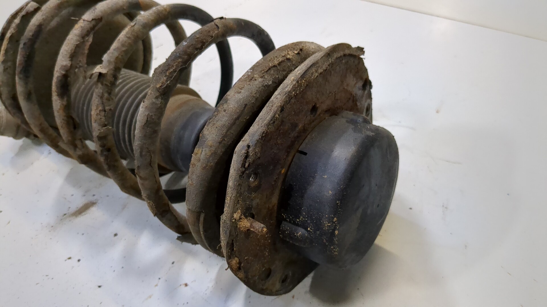 Амортизатор передний левый