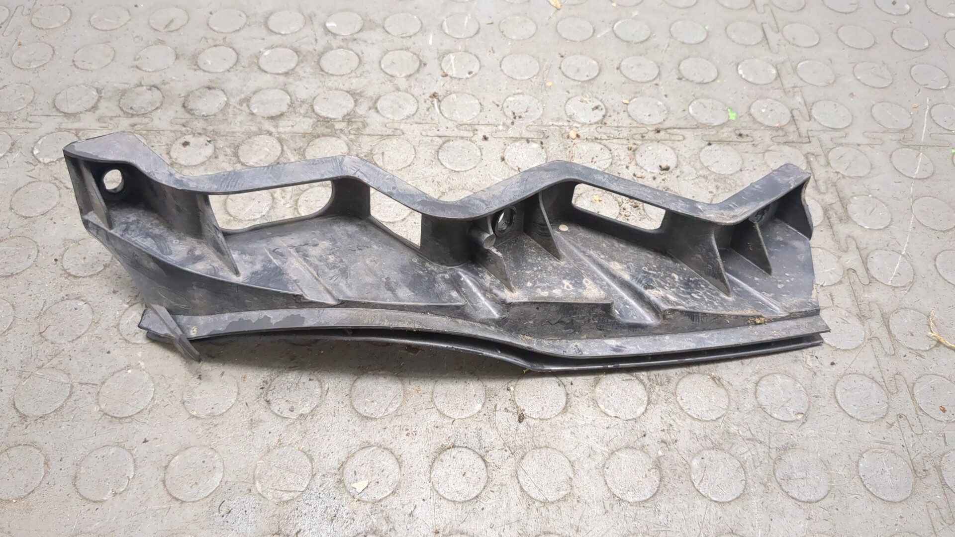 Кронштейн переднего бампера правый