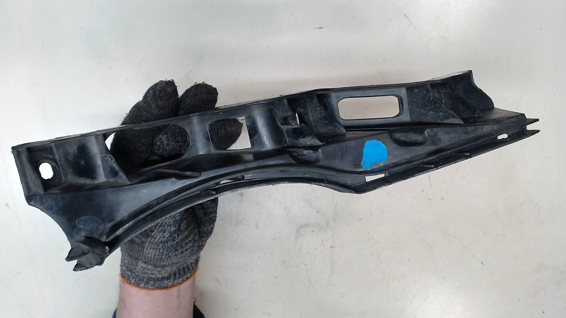 Кронштейн переднего бампера правый