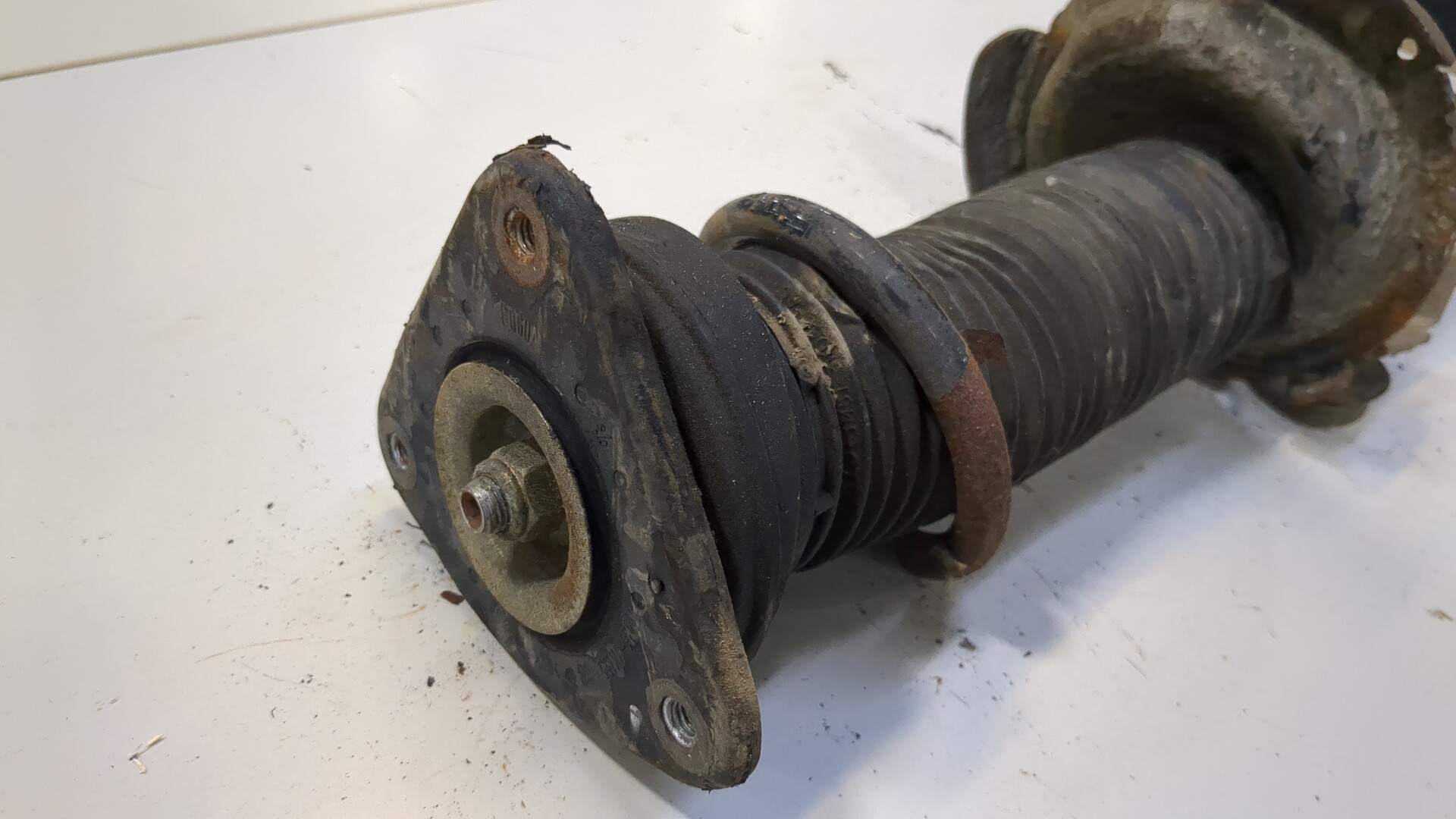 Амортизатор передний правый