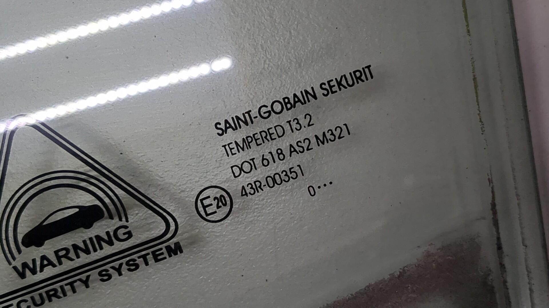 Стекло двери передней левой