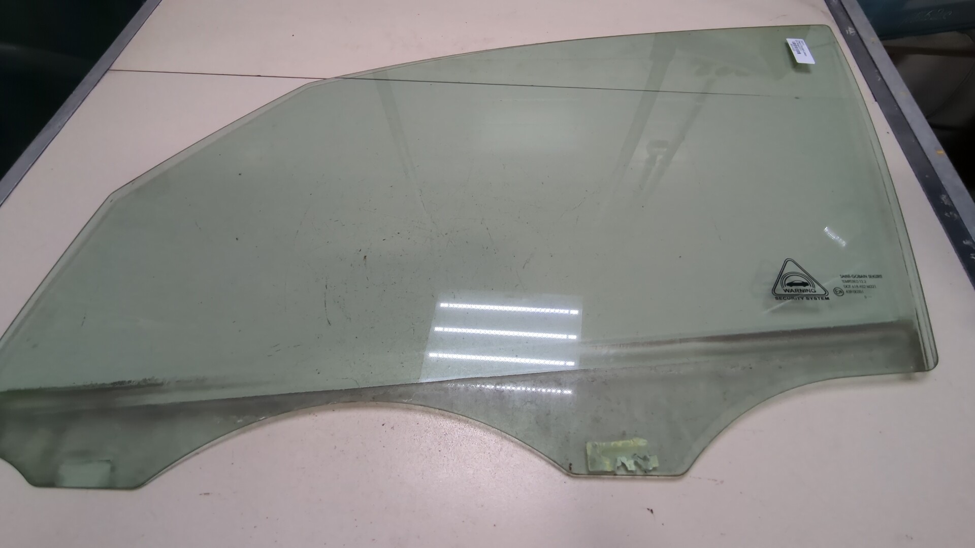 Стекло двери передней левой