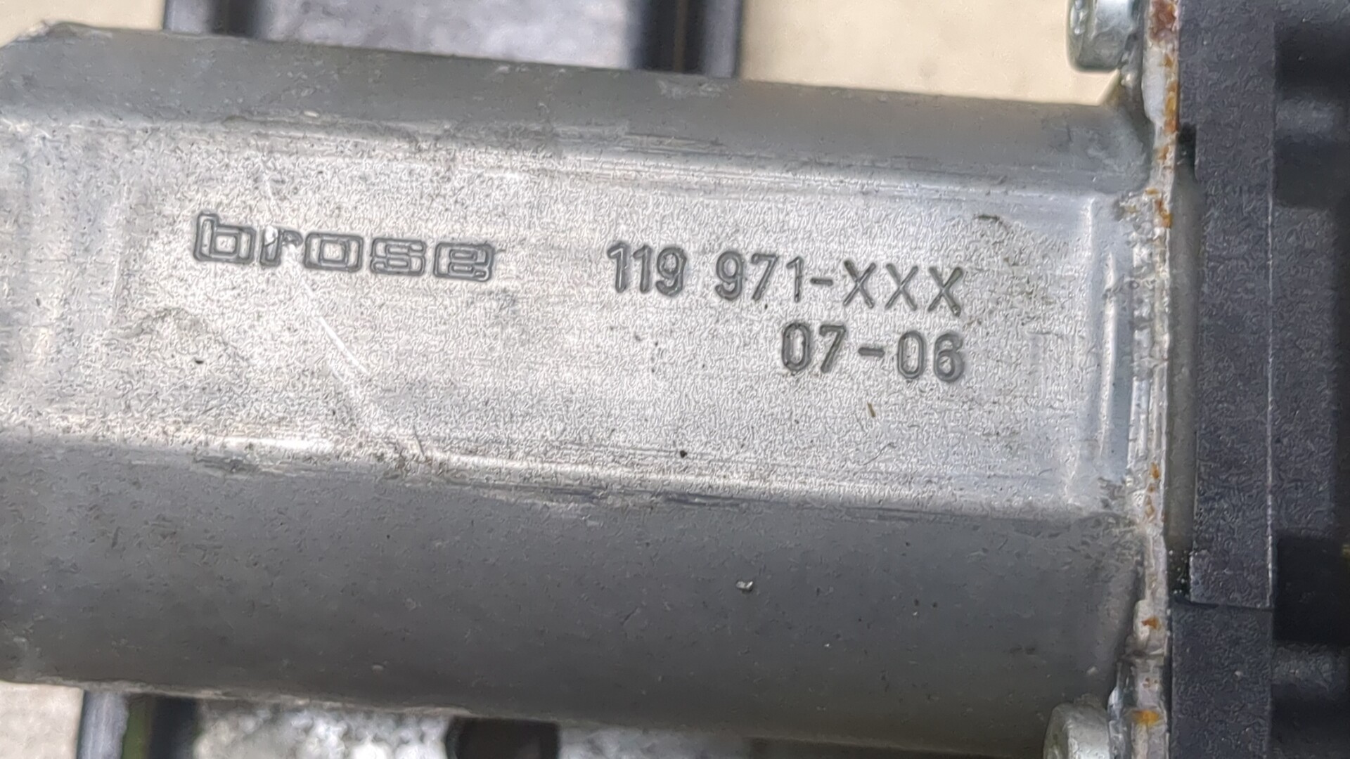 Стеклоподъемник электр. задний левый