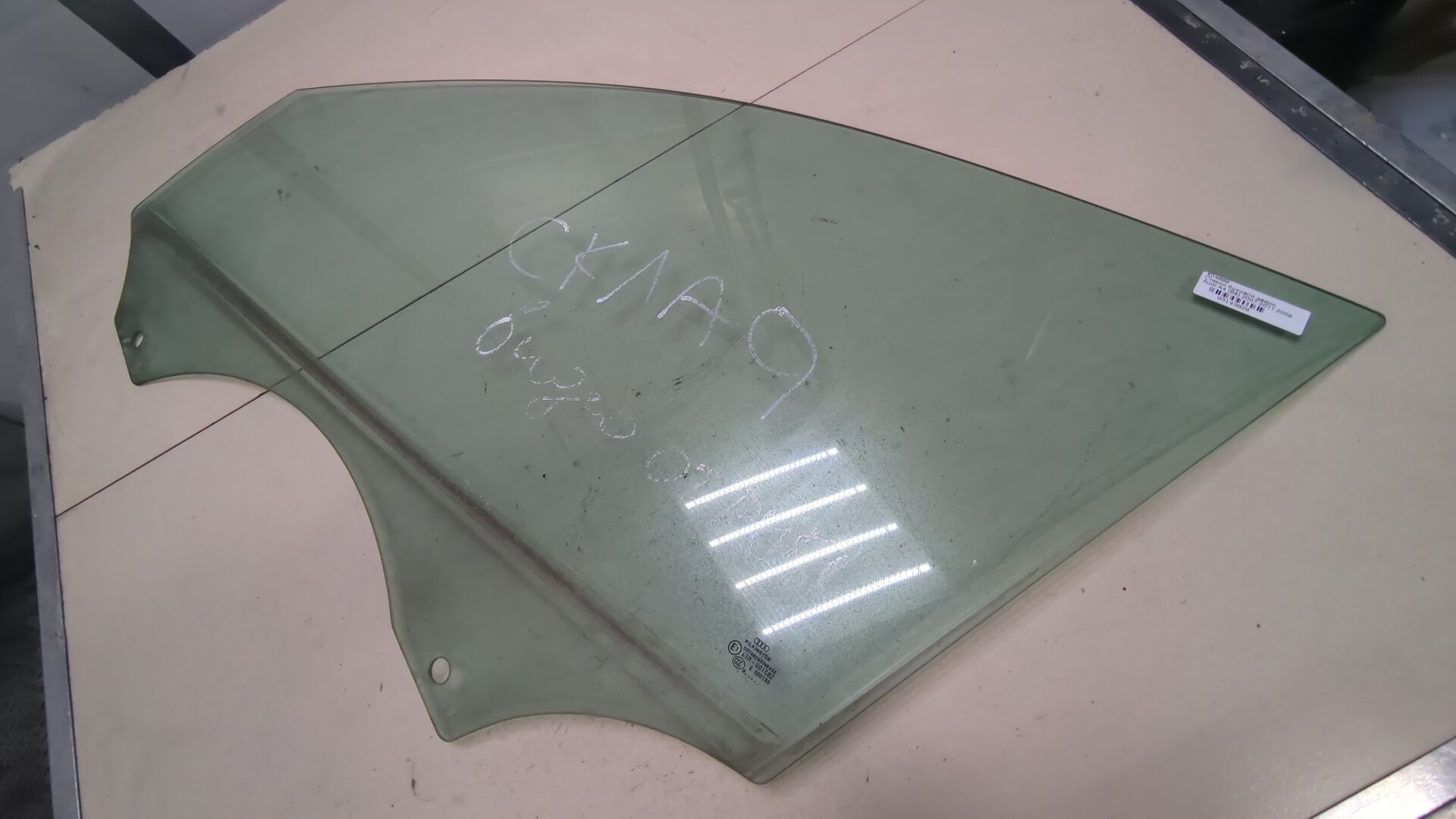 Стекло двери передней левой