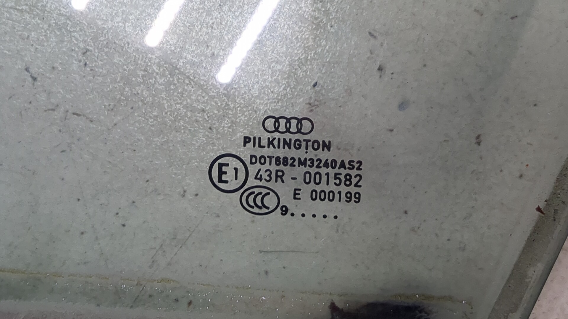 Стекло двери передней левой