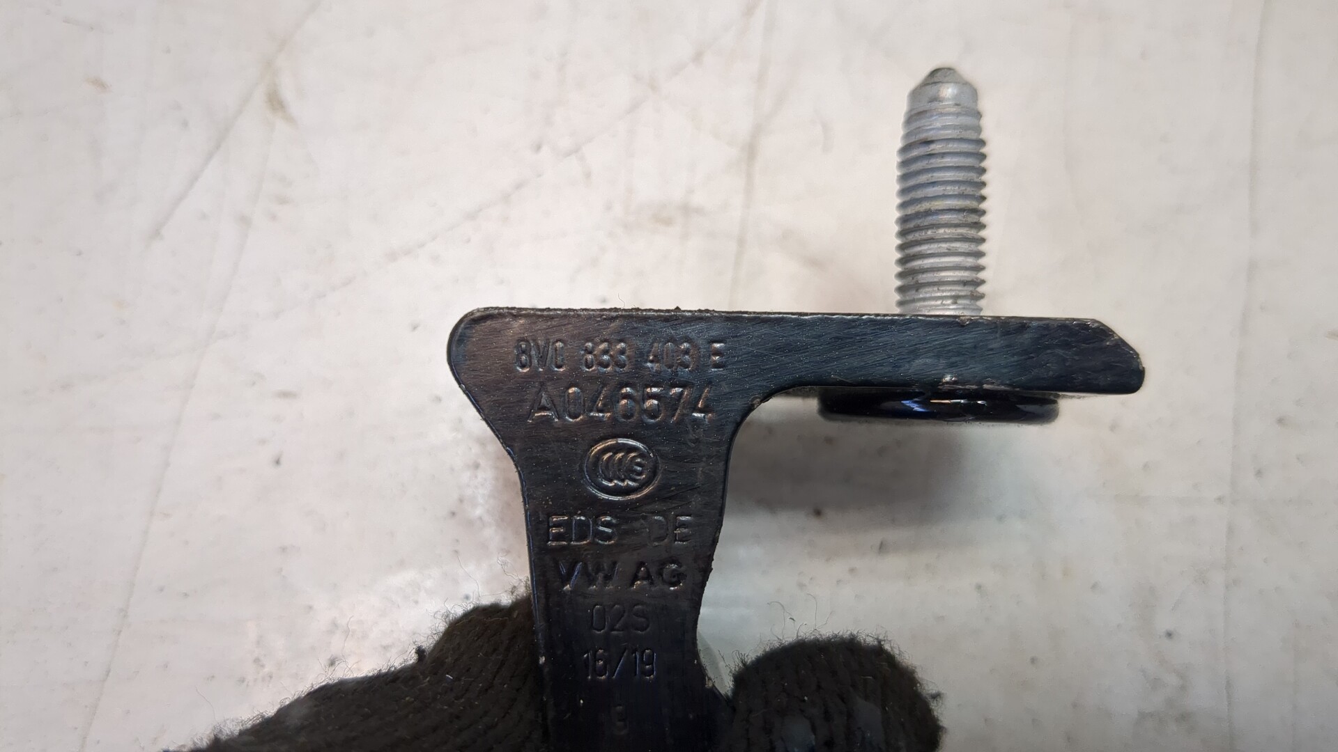 Петля двери