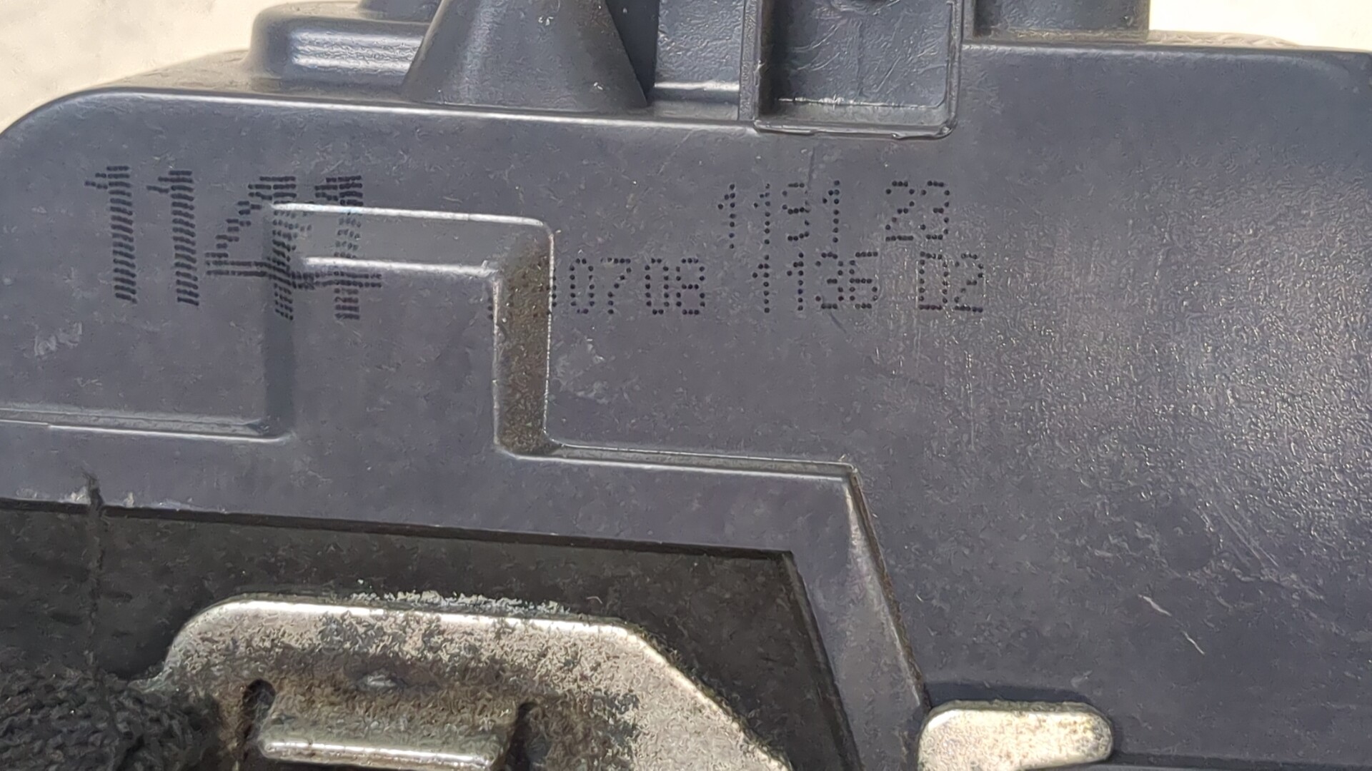 Замок двери передней правой