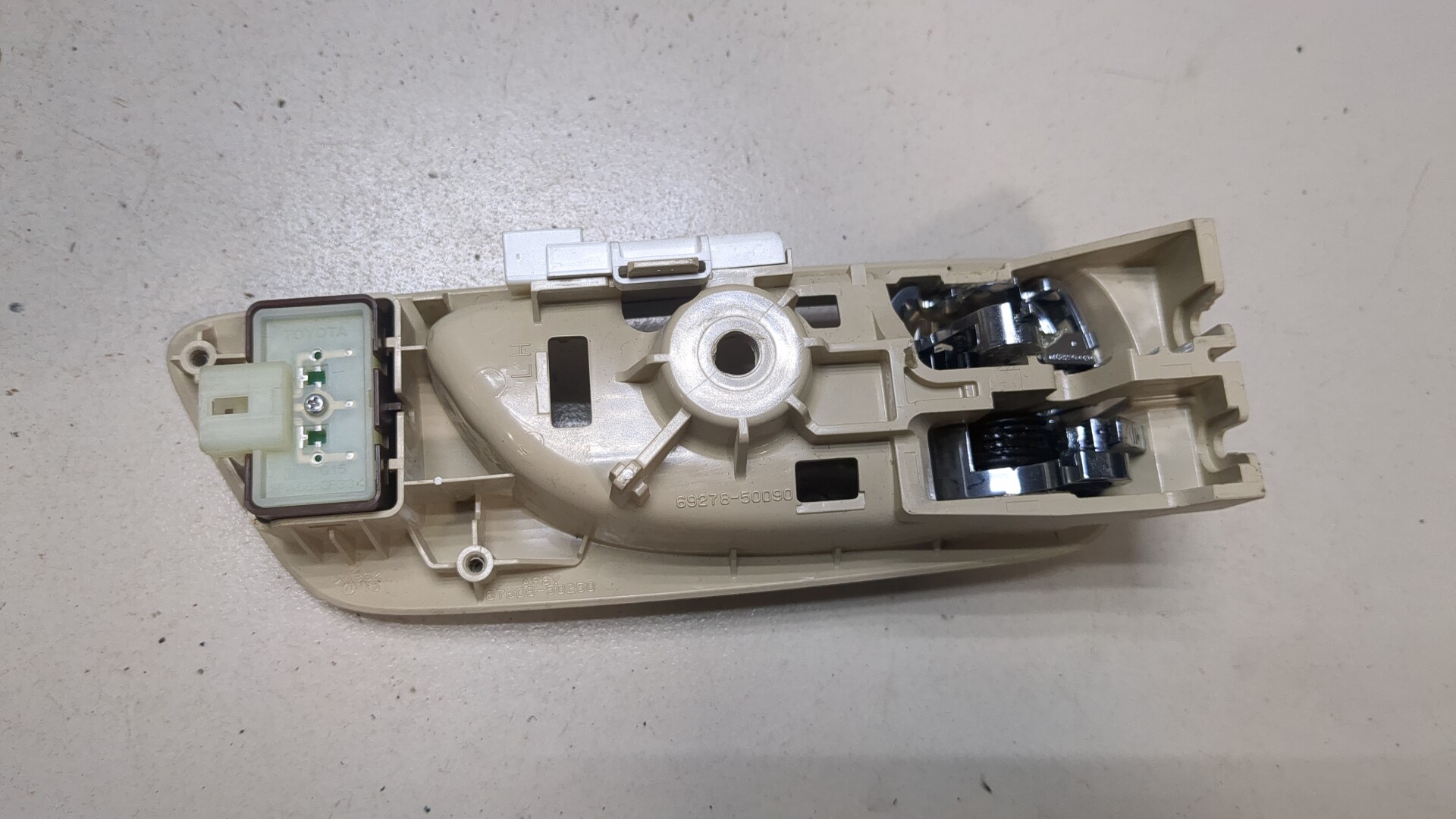 Ручка двери передней внутренняя левая