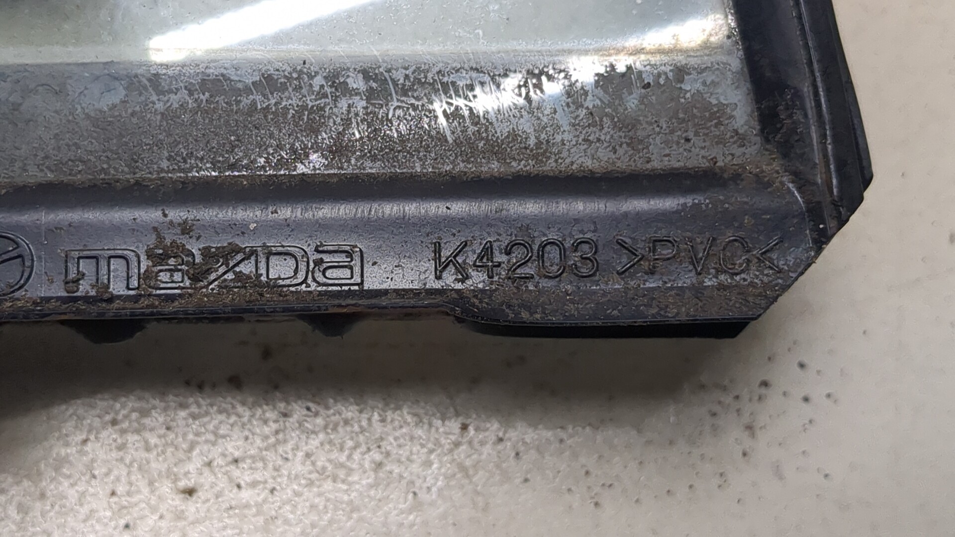 Стекло двери задней правой (форточка)