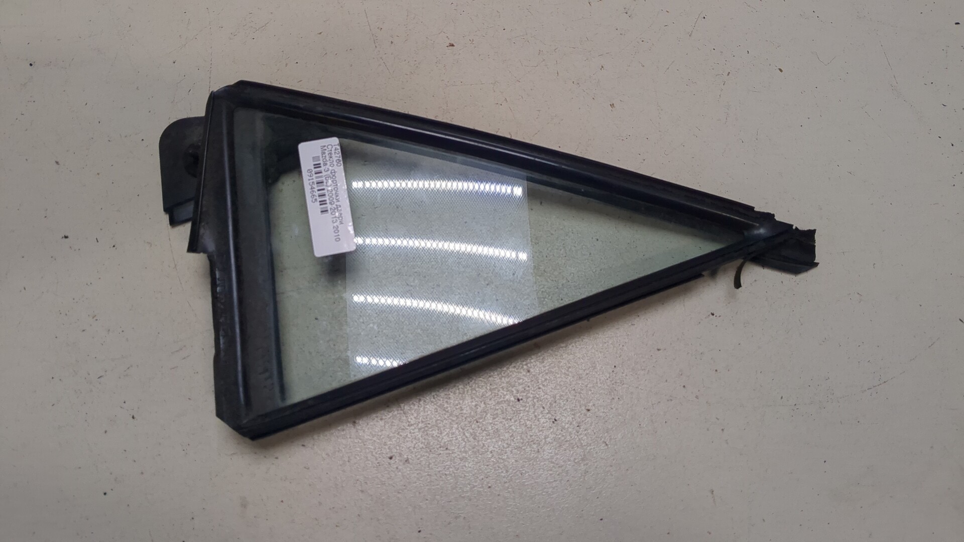 Стекло двери задней правой (форточка)