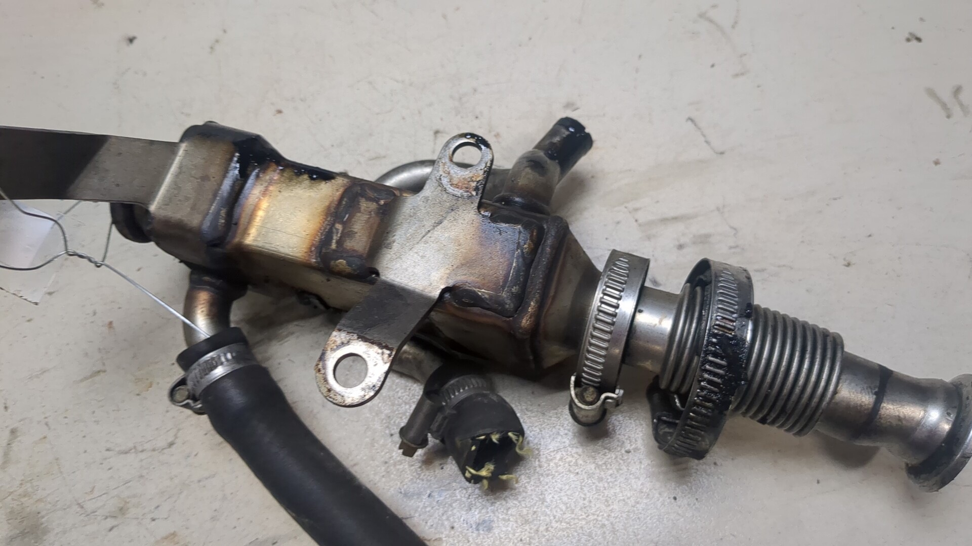 Тройник вентиляции картерных газов