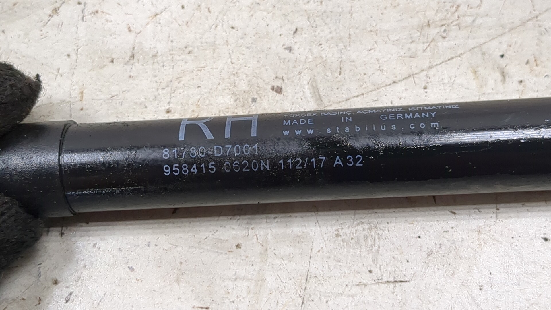 Амортизатор крышки багажника