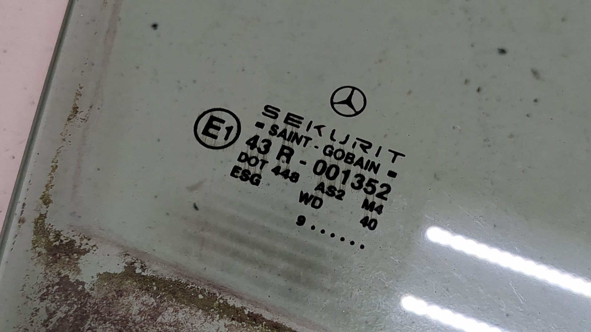 Стекло двери передней правой