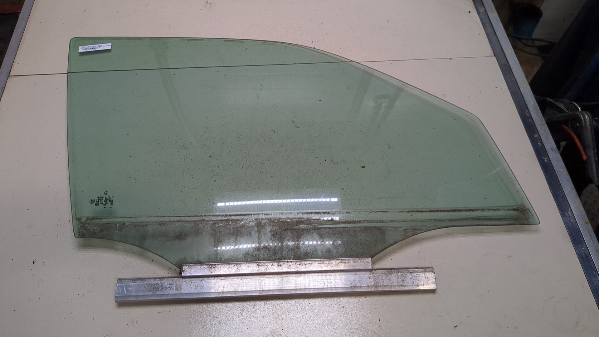 Стекло двери передней правой