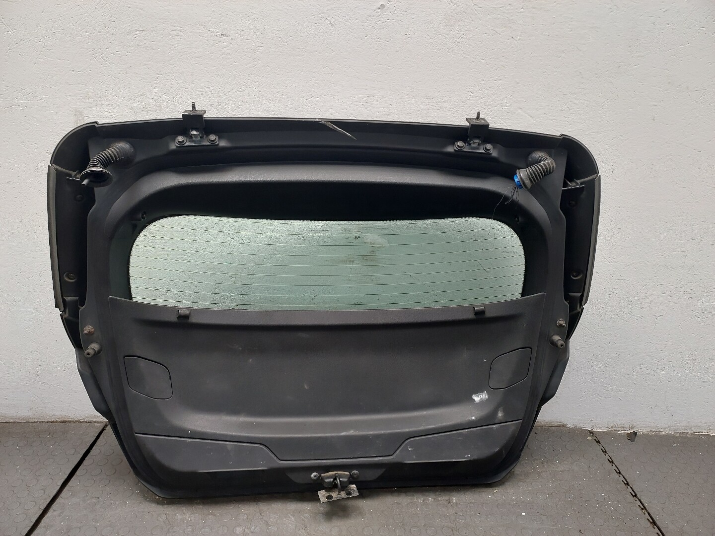 Дверь багажника