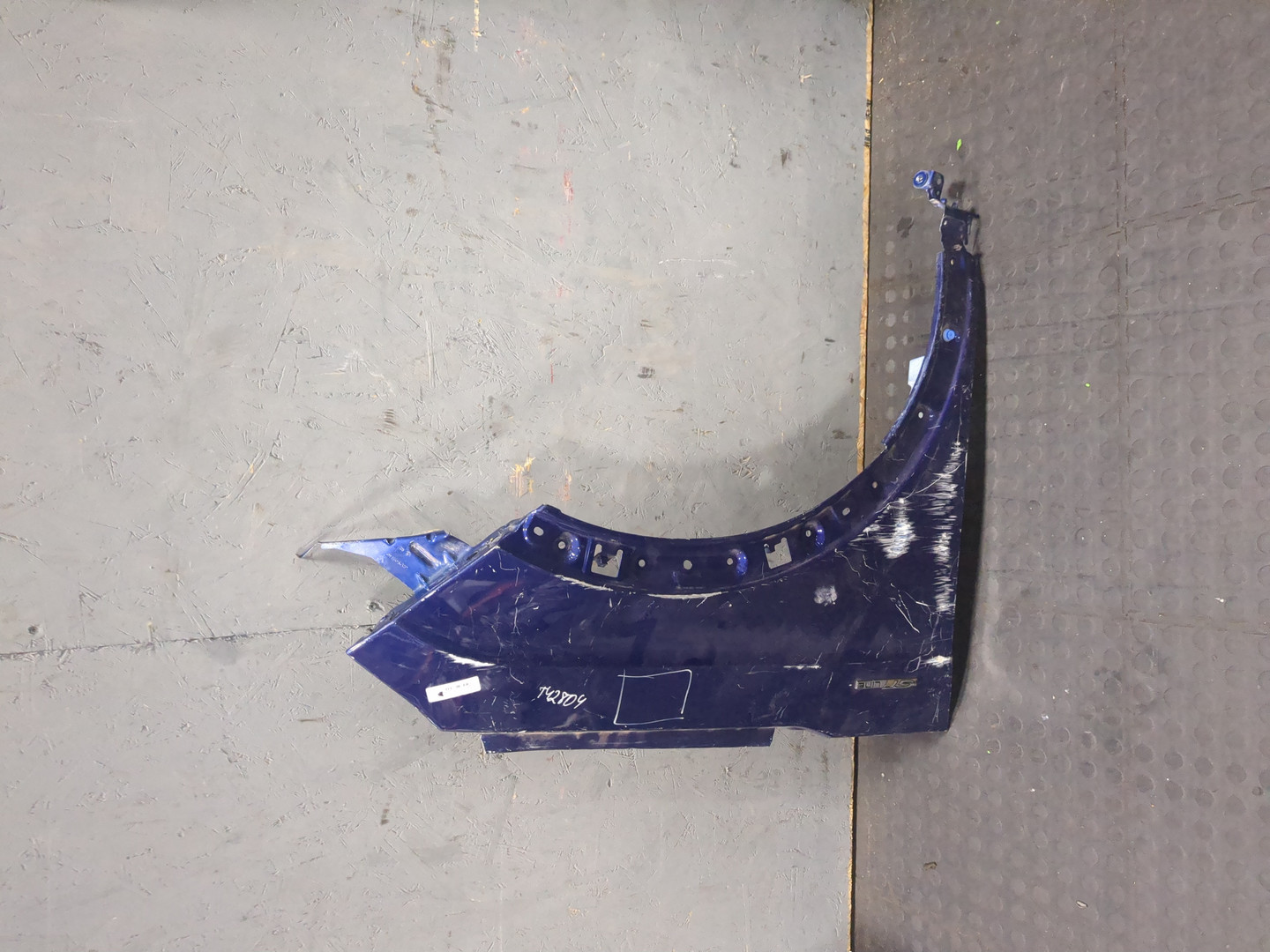 Крыло переднее правое