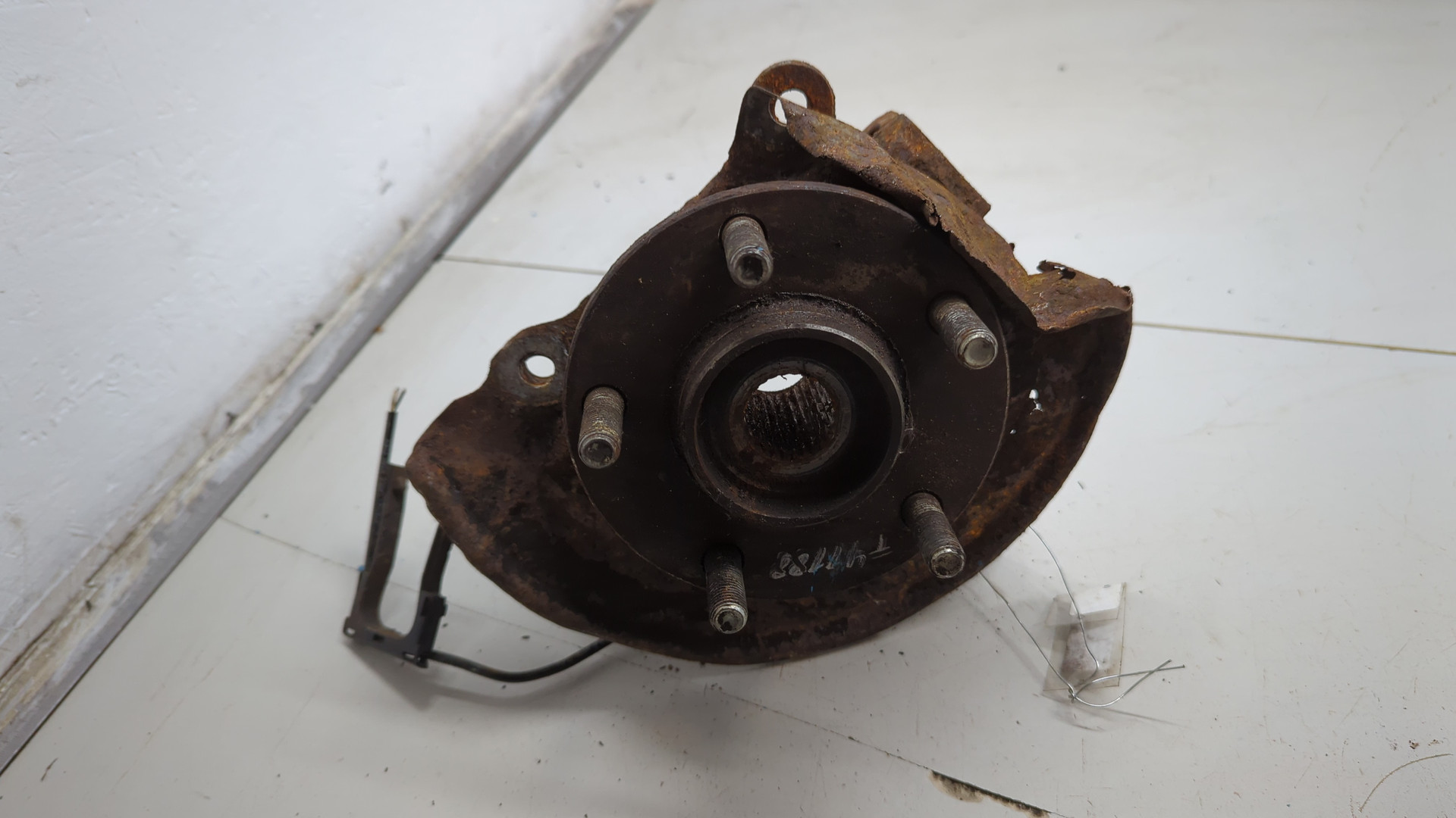 Кулак поворотный передний правый