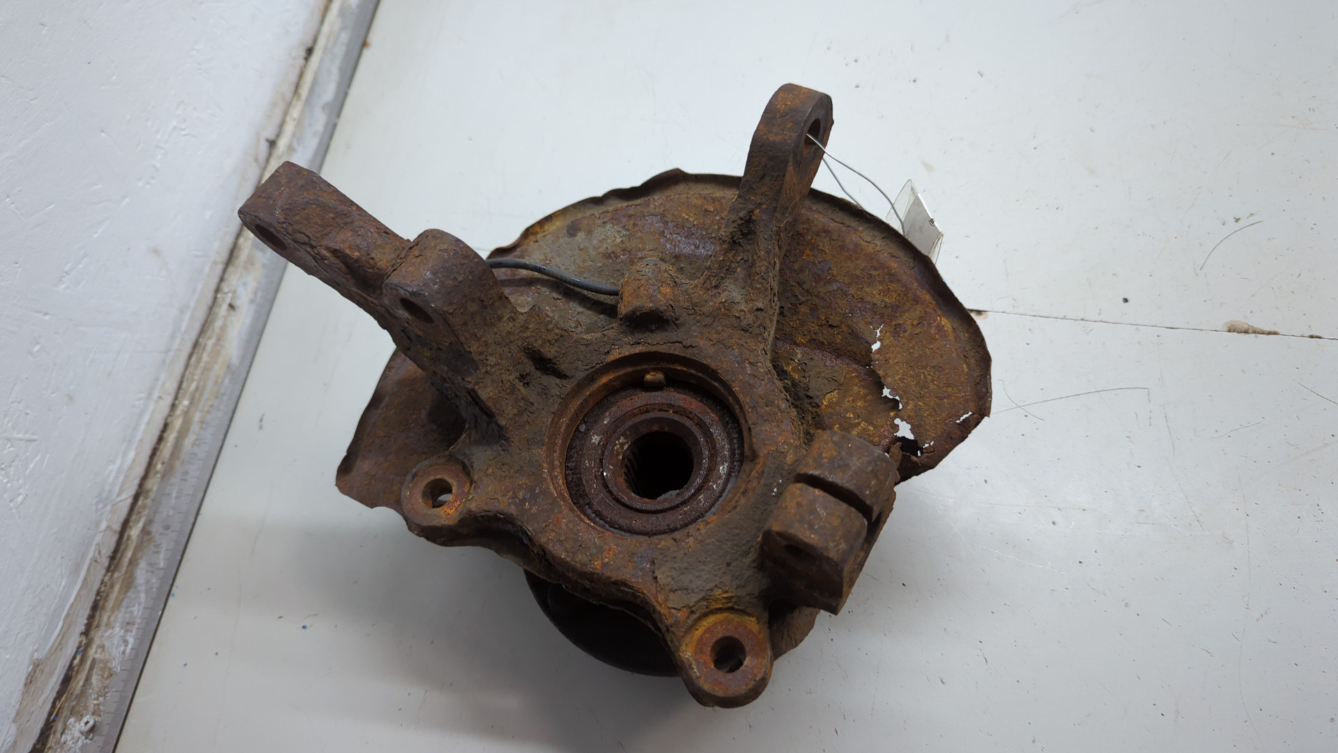 Кулак поворотный передний правый