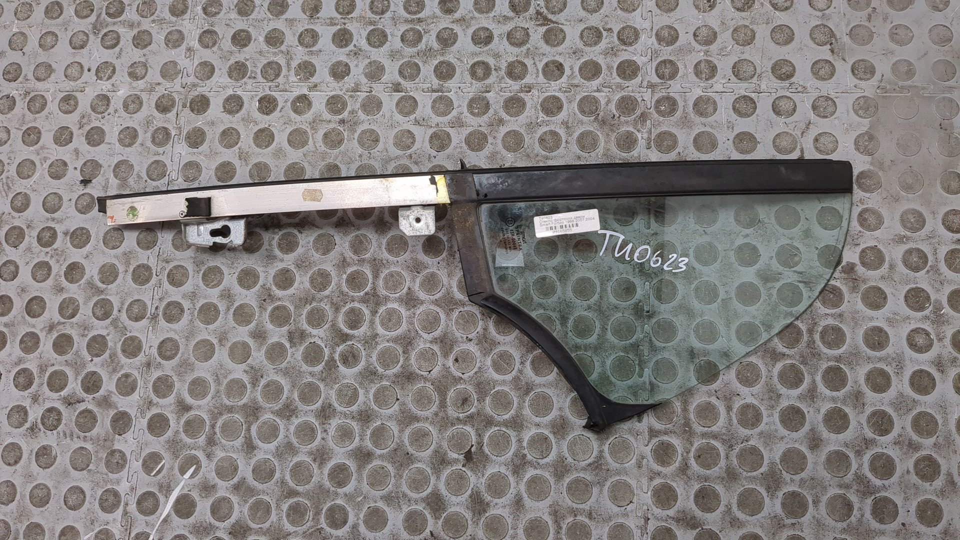 Стекло двери задней левой (форточка)