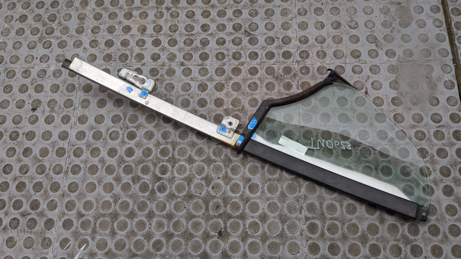 Стекло двери задней левой (форточка)