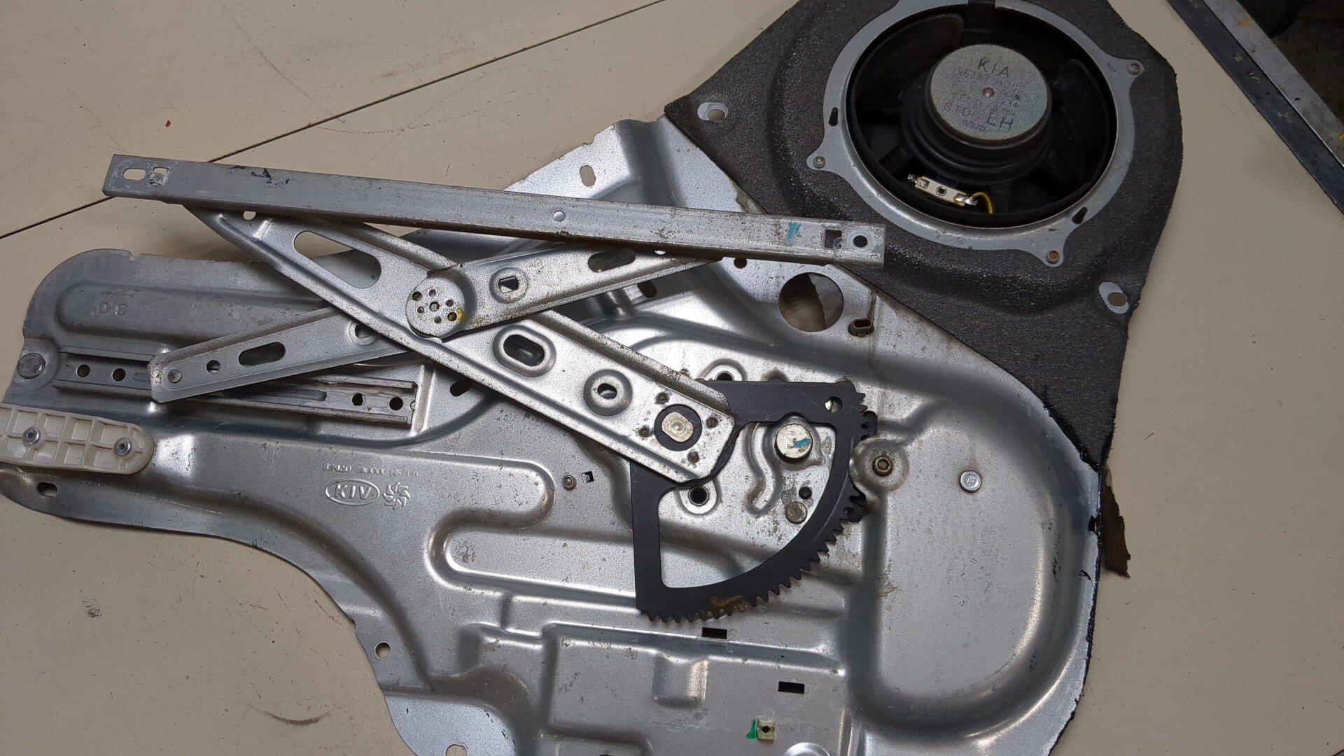 Стеклоподъемник электр. задний левый