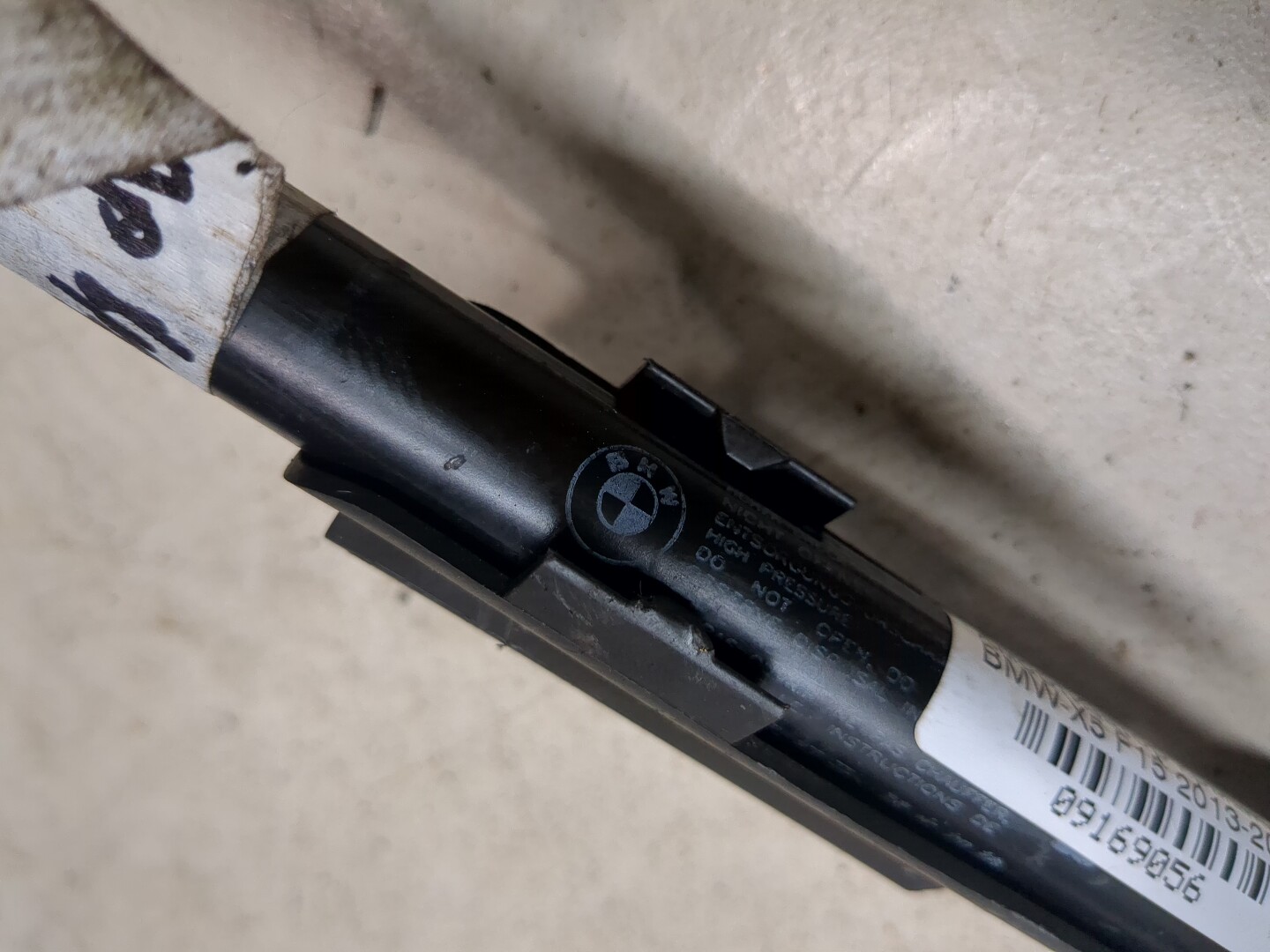 Амортизатор крышки багажника