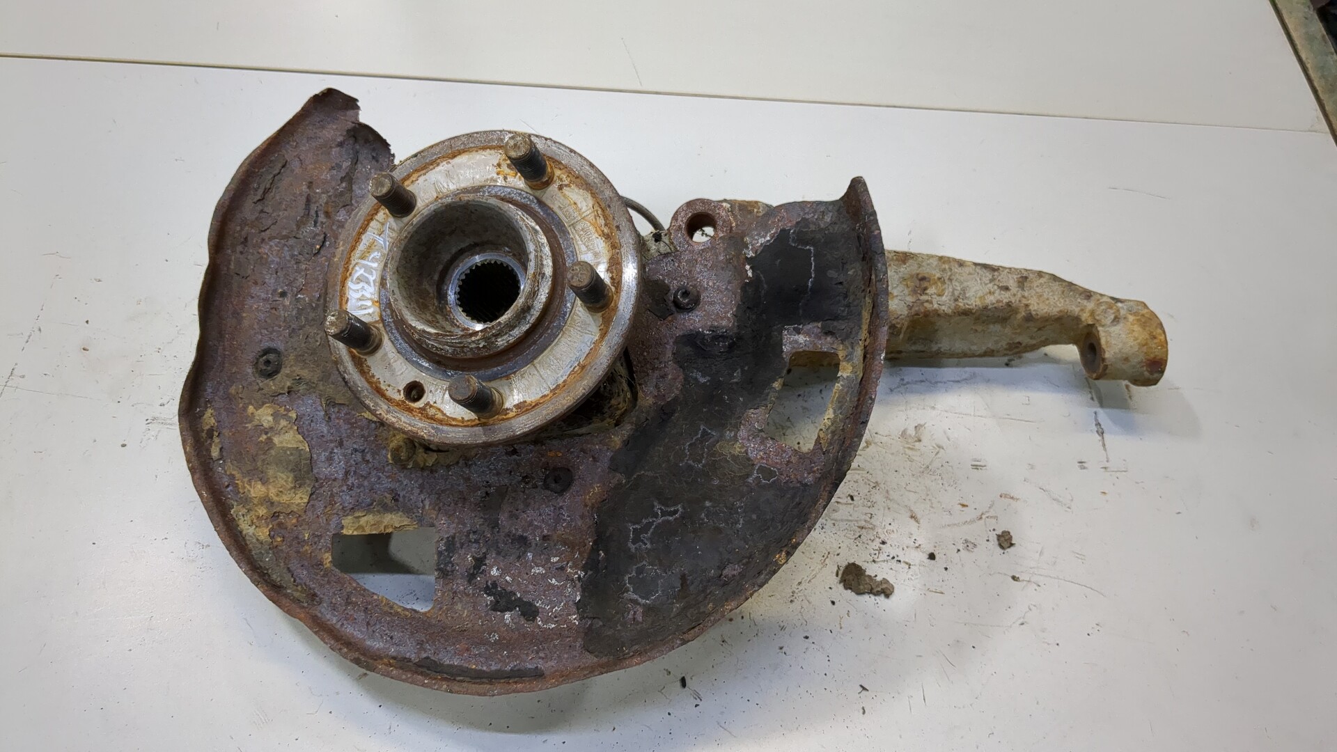 Кулак поворотный передний правый