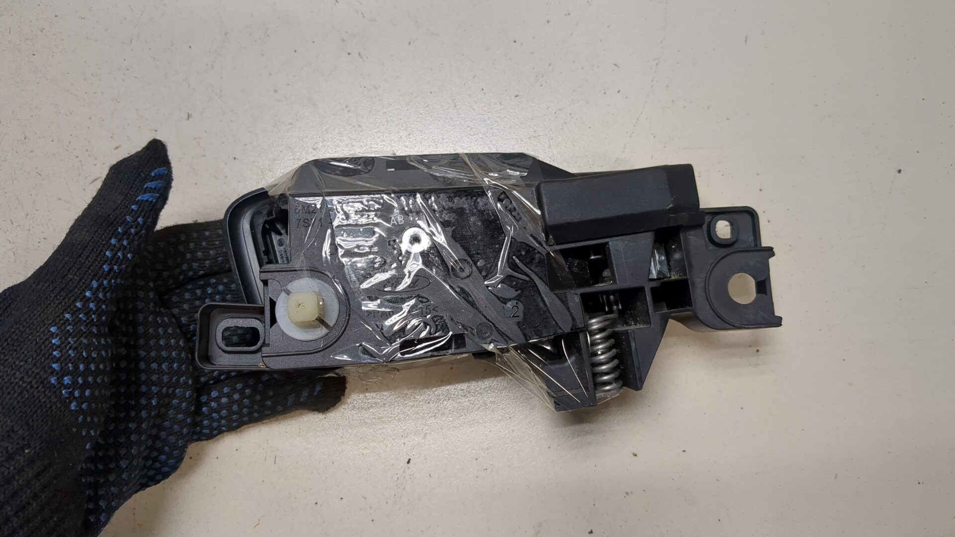 Ручка двери передней внутренняя левая