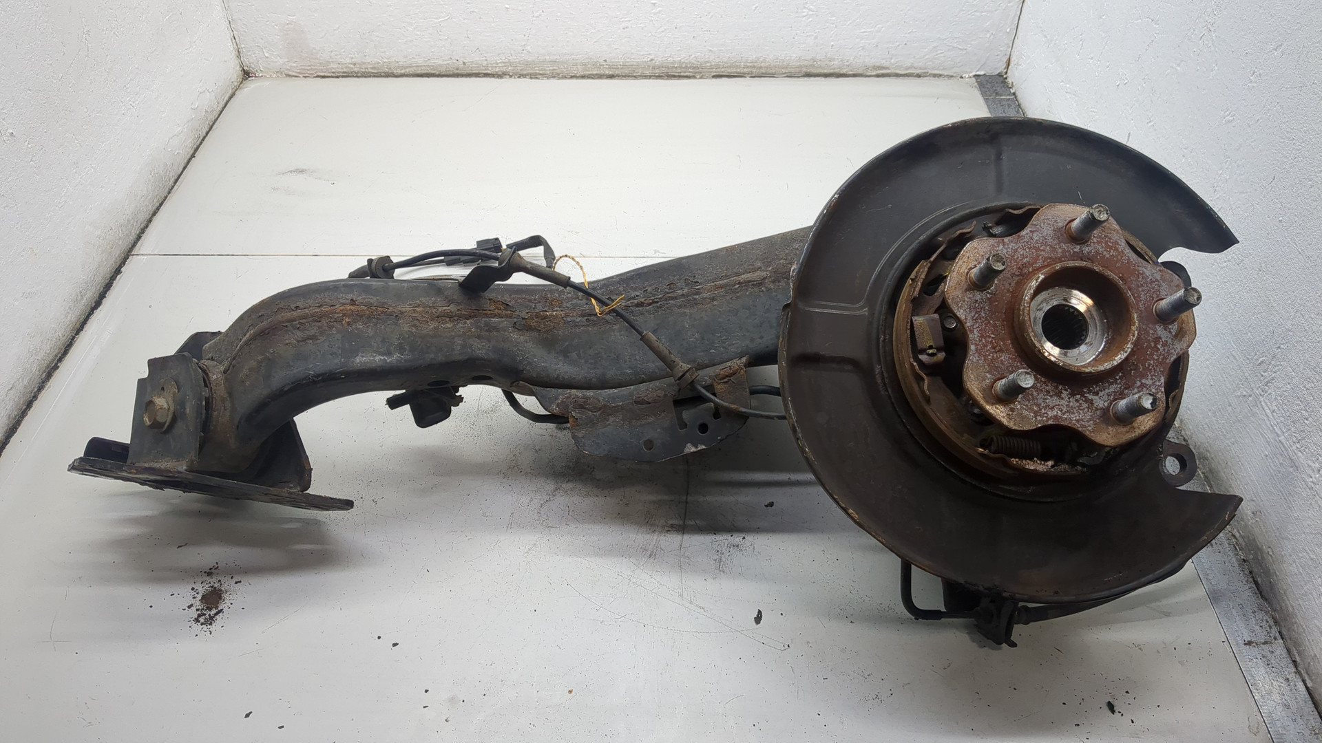 Кулак поворотный задний левый