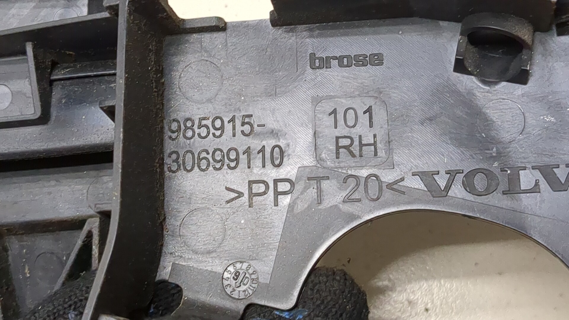 Замок двери передней правой