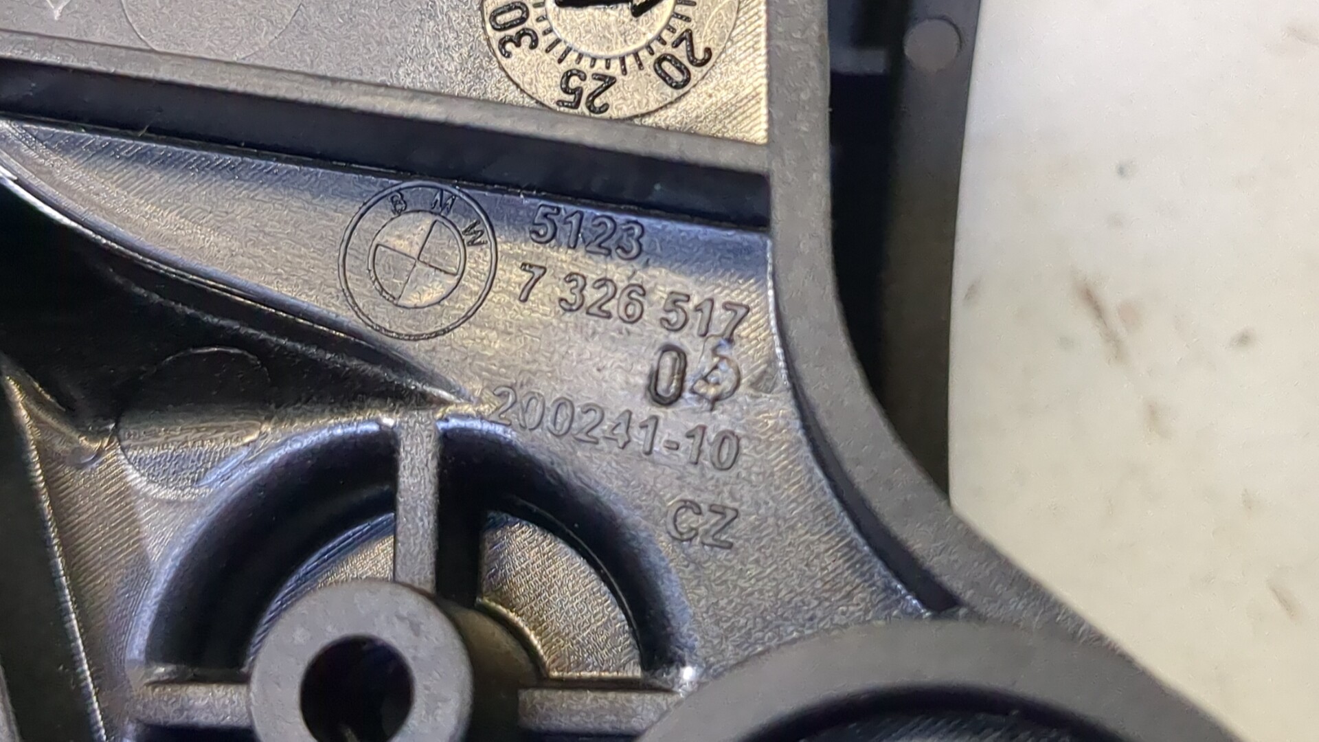 Трос открывания капота