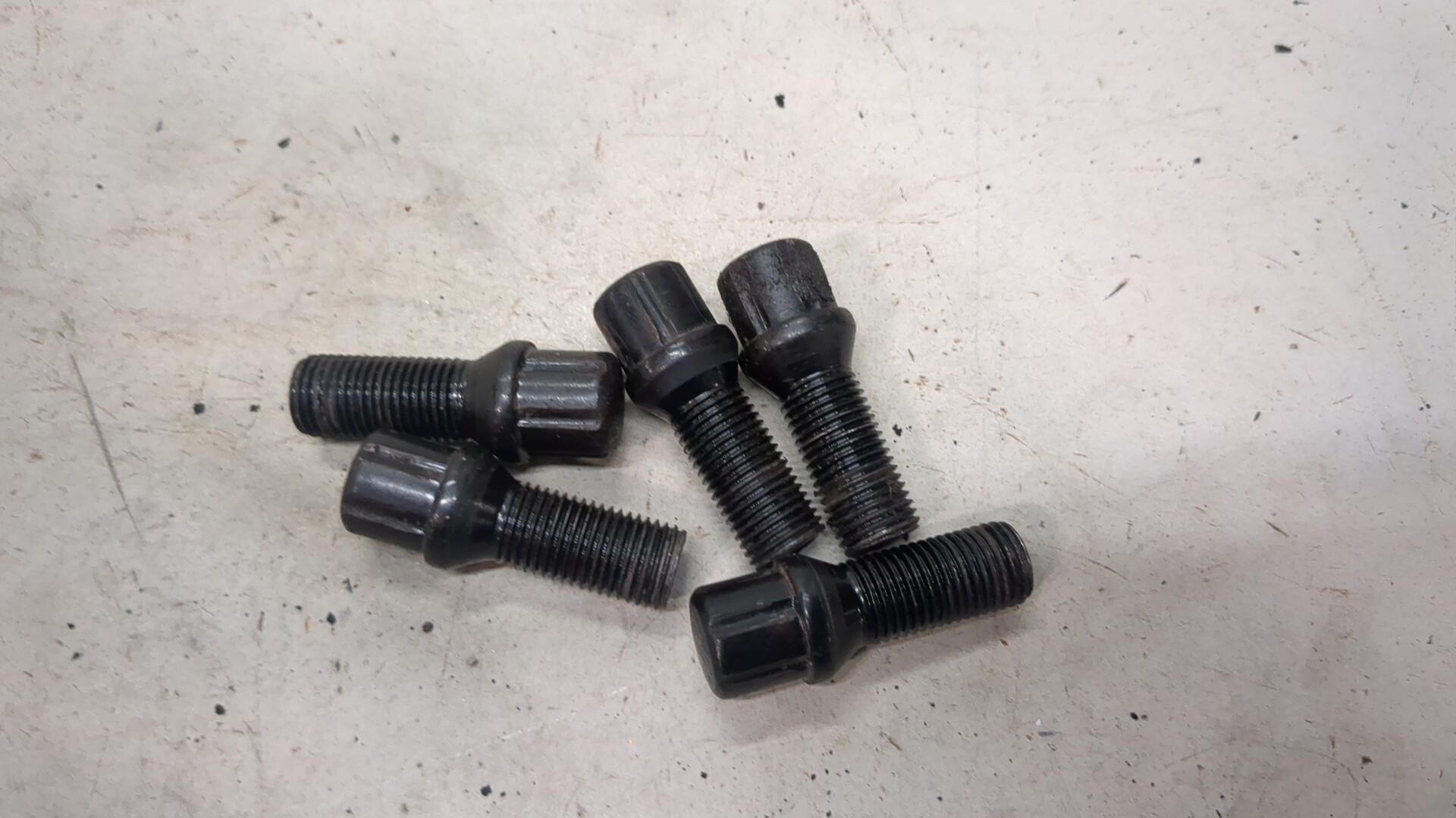 Болт колесный