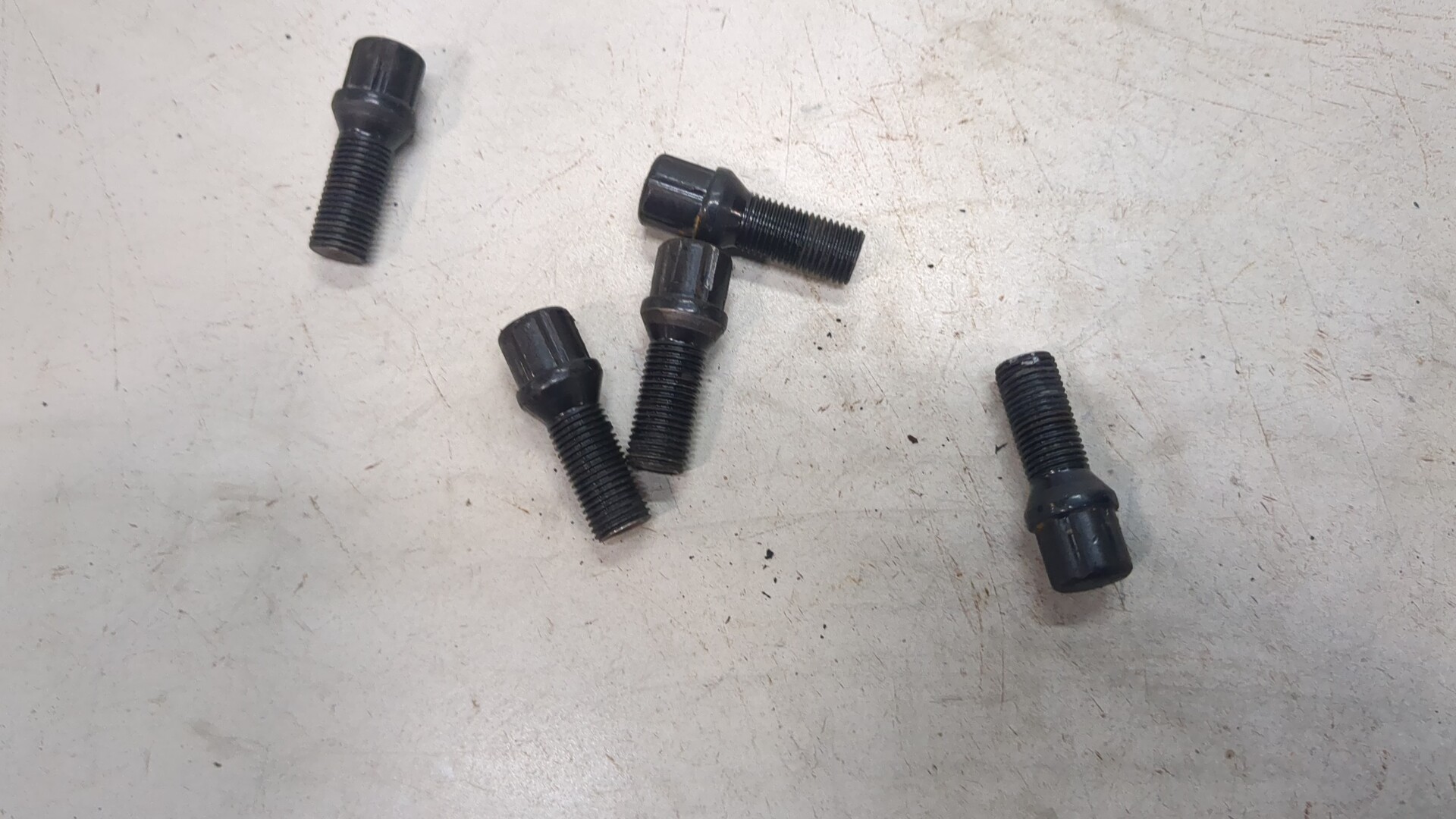 Болт колесный