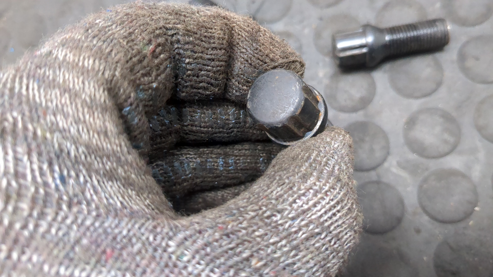 Болт колесный