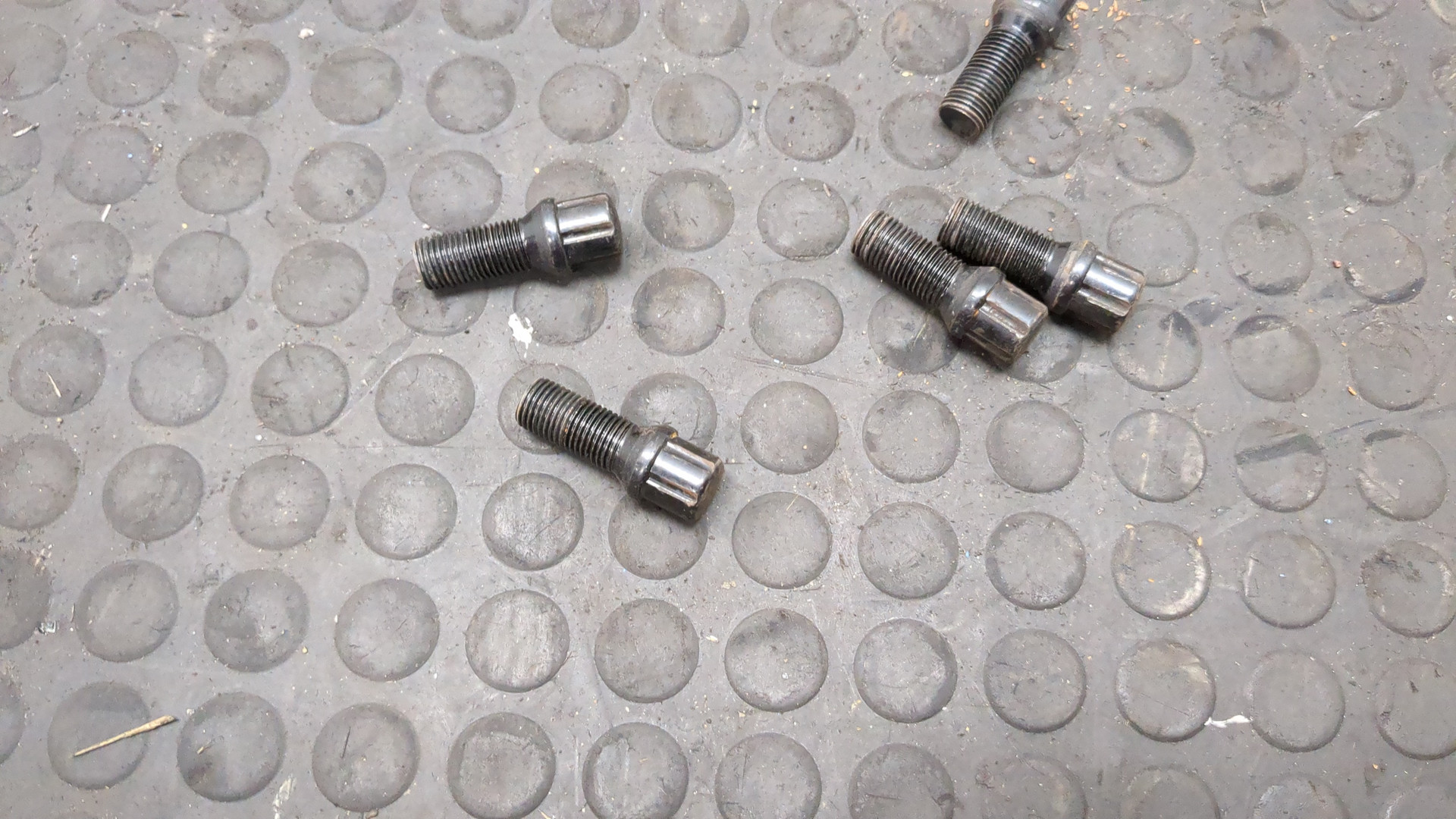 Болт колесный