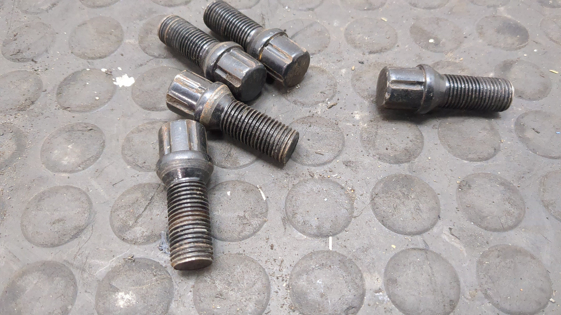 Болт колесный