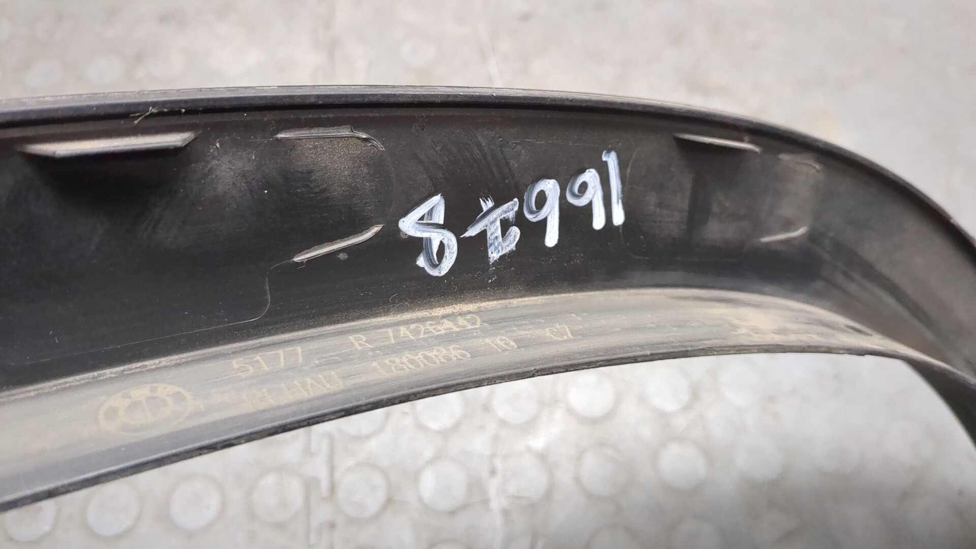 Молдинг заднего крыла правого