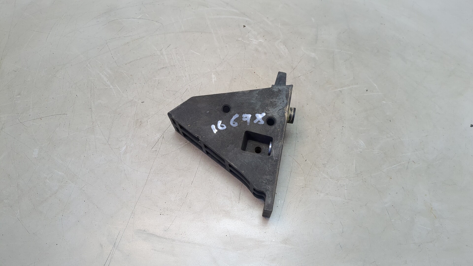 Кронштейн переднего бампера правый