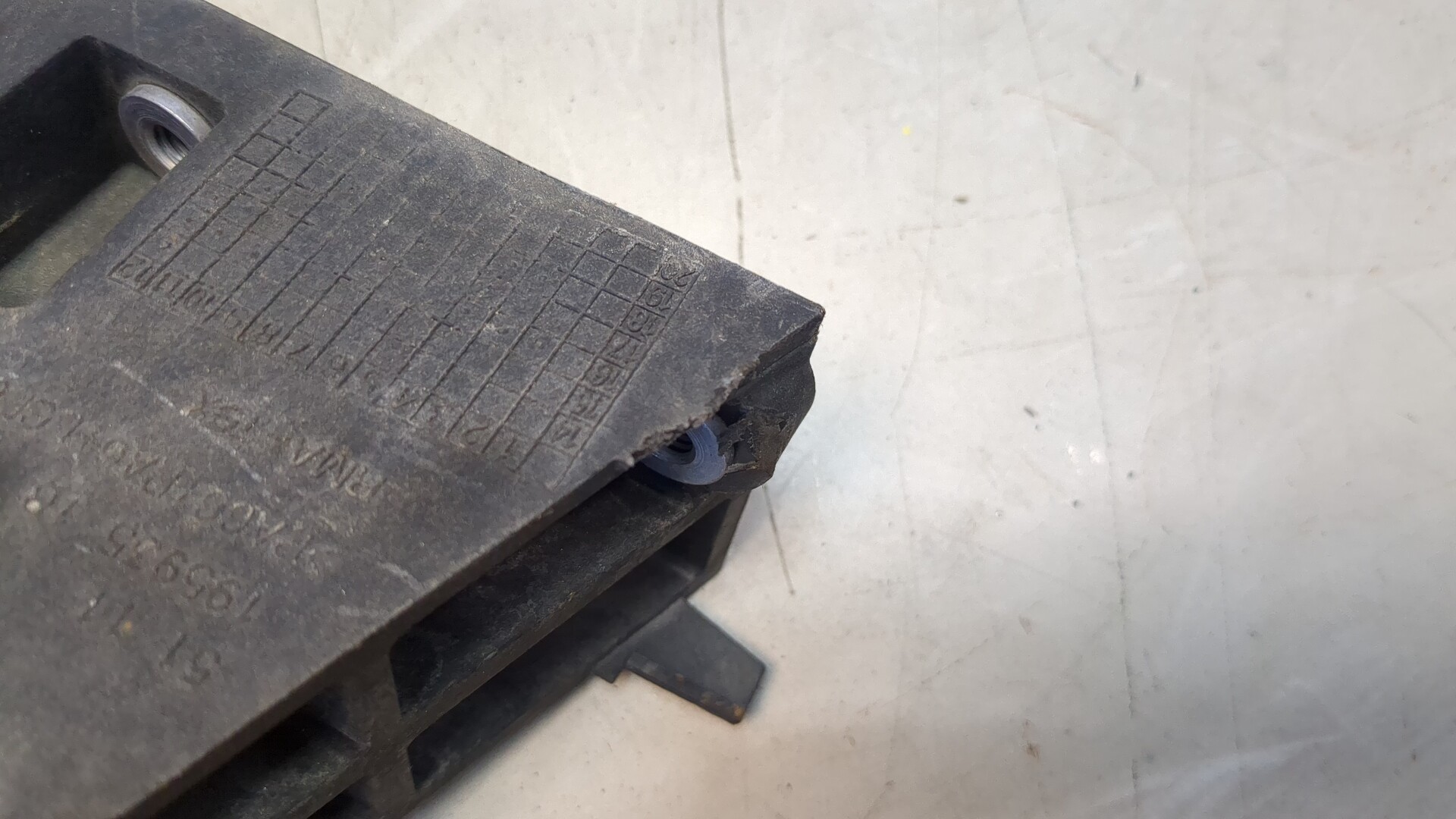 Кронштейн переднего бампера правый