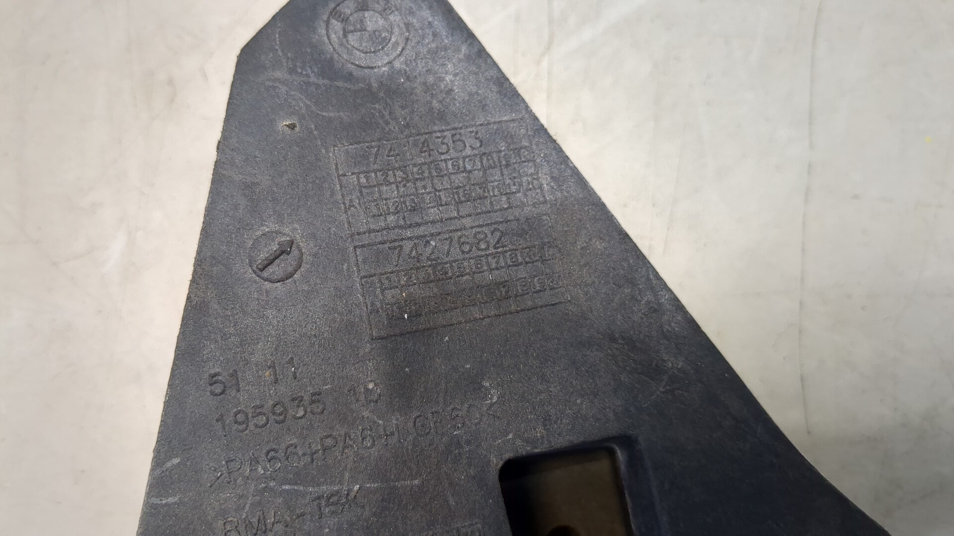 Кронштейн переднего бампера правый