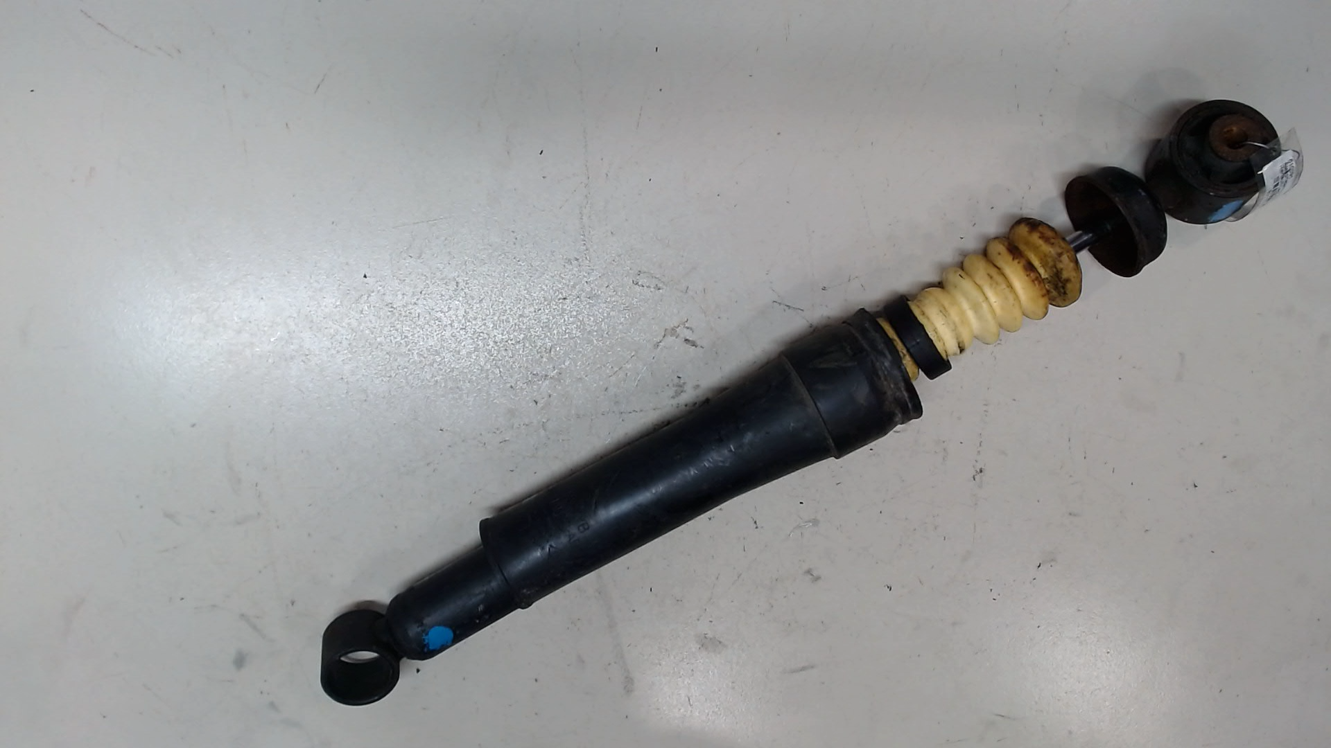 Амортизатор задний левый