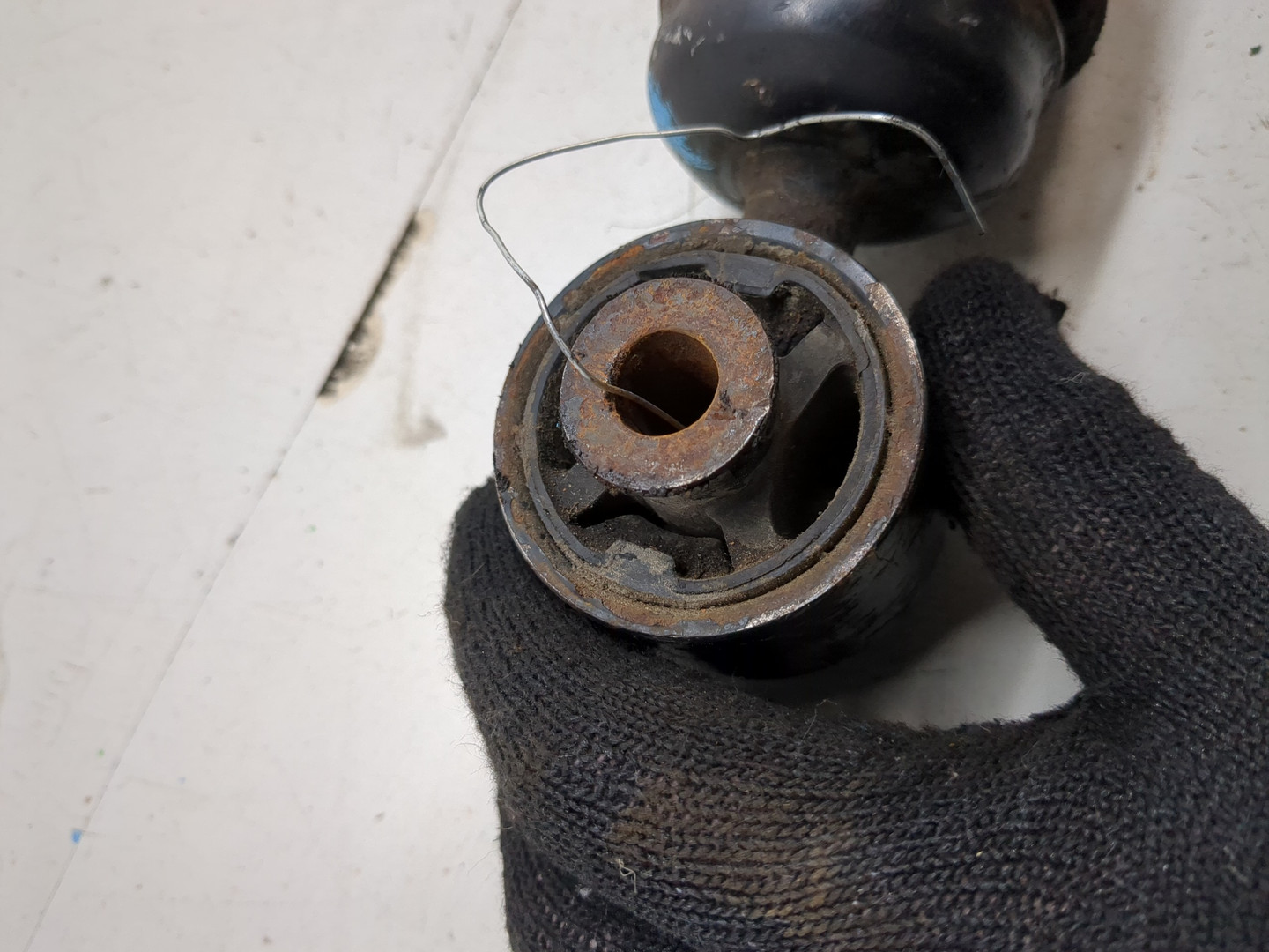 Амортизатор задний левый