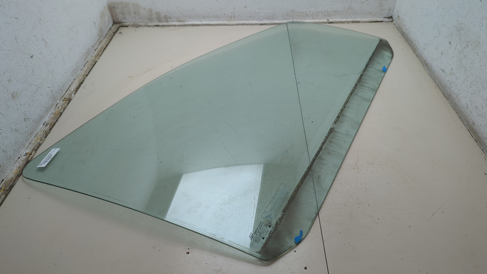 Стекло двери передней правой