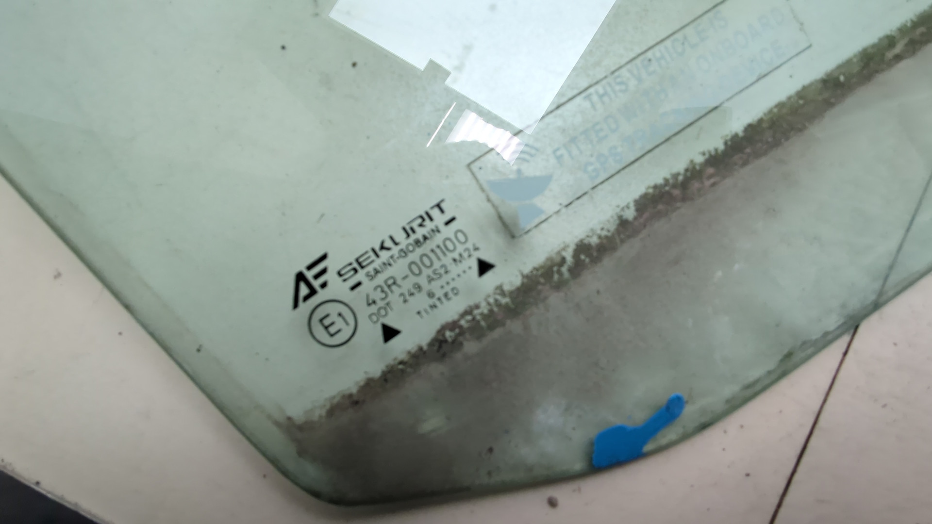 Стекло двери передней правой